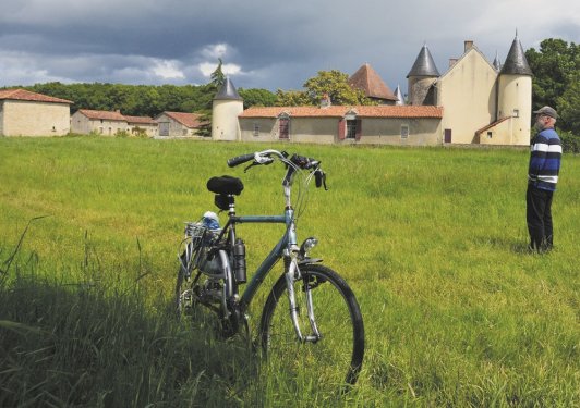 Fiets bij kasteel Fiets bij kasteel onderweg. Tom staat te kijken.